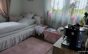 Romantik Einzelzimmer mit Gemeinschaftsbad und extra Gäste WC, super late Check in bis 0 Uhr!