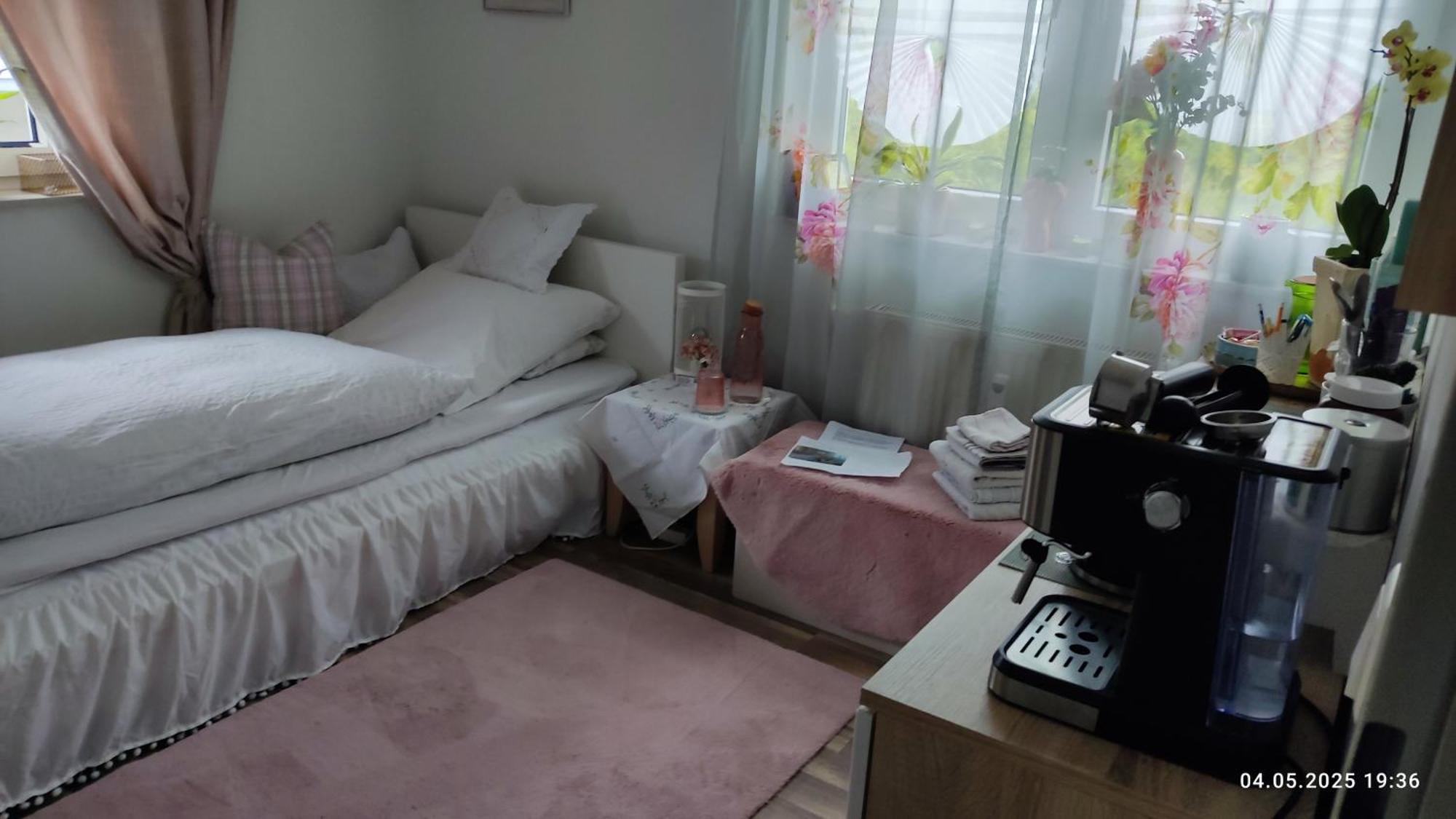 Romantik Einzelzimmer mit Gemeinschaftsbad und extra Gäste WC, super late Check in bis 0 Uhr! Brake  Exterior foto